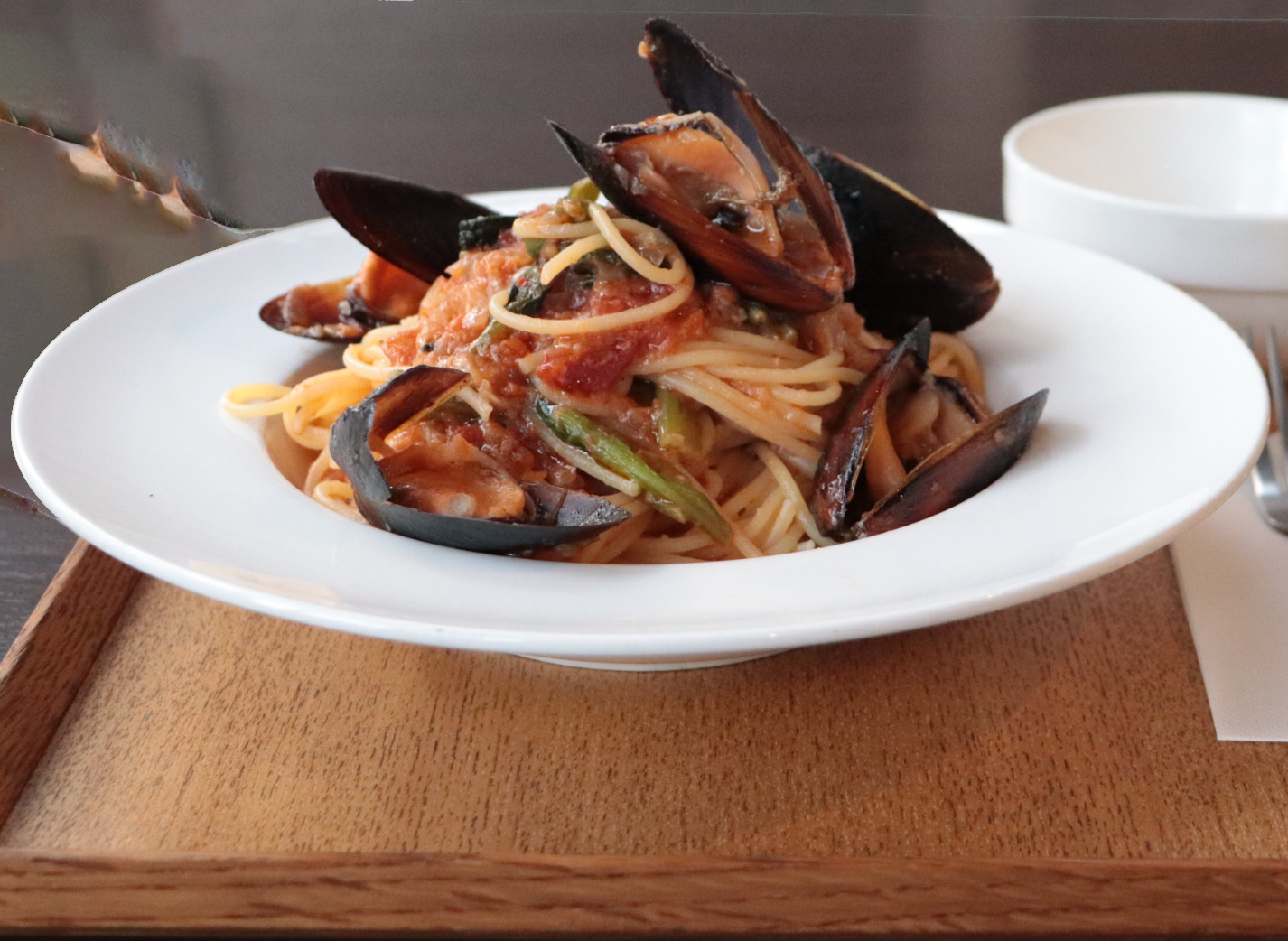 ムール貝とほうれん草のトマトソース