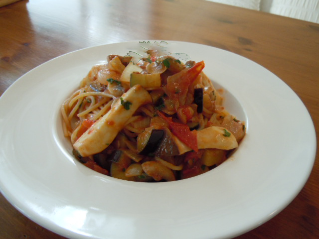 なすとキノコのトマトソース